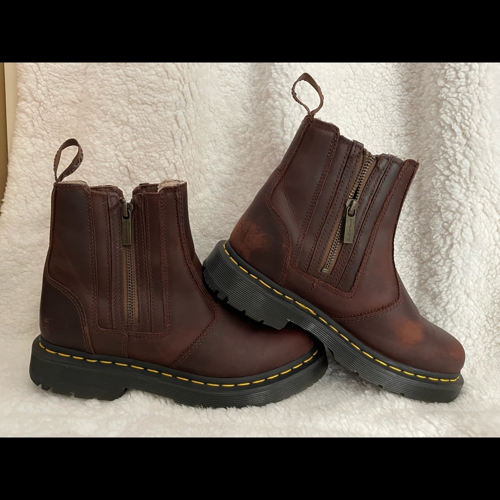 2976 WOMEN'S DR MARTENS WINTERGRIP ZIP CHELSEA BOOTS
